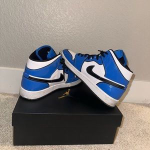 Jordan 1 Mid SE Signal Blue